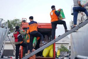 Pemprov Jatim Kirim Bantuan Sembako Ke Sumenep Kepulauan dengan Kapal Perang