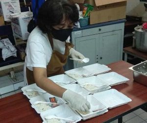 UK Petra Kirimkan Bantuan Makanan Untuk Mahasiswa Rantau