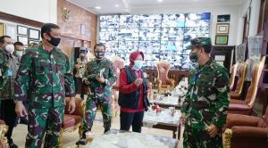 Kunjungi Risma Wali Kota di Ruang Kerja, Mabes TNI Siap Bantu Pemkot Surabaya Tangani Covid-19