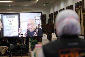 Gubernur Khofifah Raih Dua Penghargaan MURI
