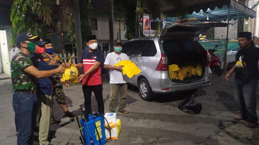 Adies Kadir Bagikan Ratusan Paket Sembako dan APD ke Warga Surabaya