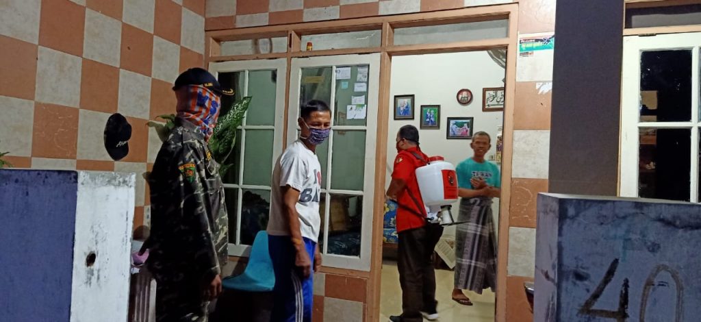 Kader PDIP Surabaya Semprot Disinfektan Perkampungan Rungkut, Sekitar Pabrik Sampoerna