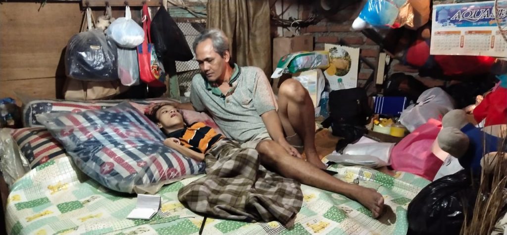 Rawat Cucunya yang Terbaring Lemah selama 17 Tahun, Kakek di Surabaya Belum Tersentuh Bantuan