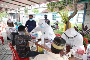 Bupati Sudian Noor Tinjau Pelaksanaan Rapid Tes untuk Warga yang Digelar Dinkes Tanbu