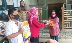 Pemdes Satak Puncu Salurkan Bantuan Sembako dari Polres Kediri