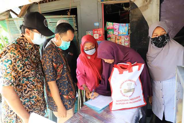 Bantuan Sembako ke Warga Terdampak Covid-19 di Surabaya Mulai Disalurkan