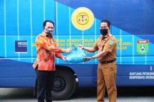 Bupati Tanbu Kembali Serahkan Bantuan Sembako Warga