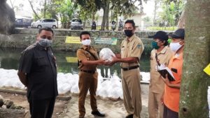 Dorong Masyarakat Hidup Sehat dengan Asupan Gizi, Pemkab Kediri Berikan Bantuan Benih Ikan