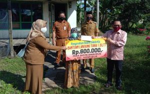 Bupati Sudian Noor Serahkan BLT Pemkab Tanbu ke Warga Desa Saring Sungai Binjai