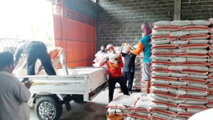 Bagikan Bantuan Beras di 3 Kecamatan, Pemkab Kediri Terapkan Social Distancing