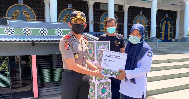 Mantan Wakapolres Kediri Bantu Paket Sembako dan Masker ke Pengurus Masjid