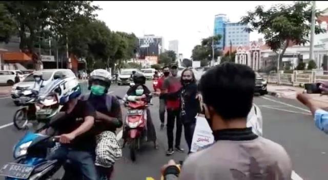 Wartawan Pokja DPRD Surabaya Tetap Bagikan Ratusan Paket Takjil di Tengah Pandemi Covid-19