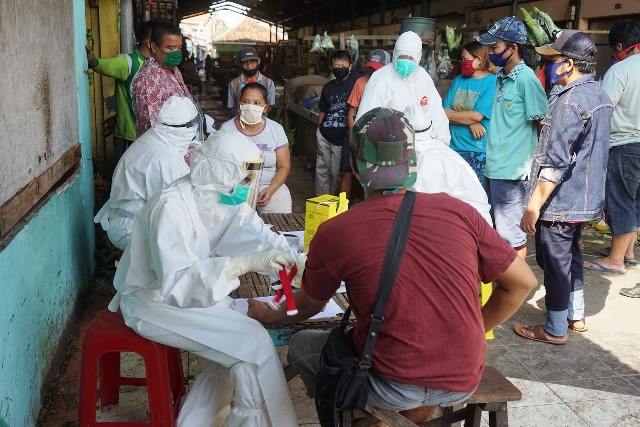Pasar Simo dan Simo Gunung Ditutup, Dinkes Surabaya Lakukan Rapid Test ke Pedagang