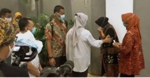 Terima Bantuan Alkes dan APD dari BIN, Wali Kota Risma Menangis Haru