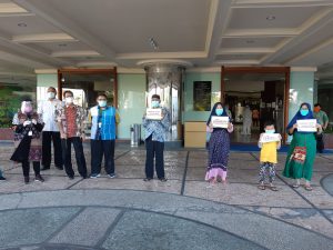 Pastikan Cleaning Service Dapat Bantuan, Wali Kota Risma Keliling Rumah Sakit
