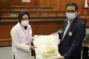 Pemkot Surabaya Salurkan Ratusan APD untuk Tenaga Kesehatan di RSUA