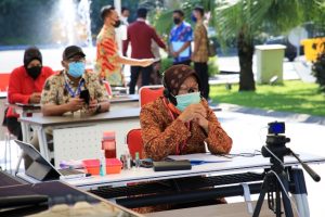 Minta Pedagang Patuhi Protokol Kesehatan, Wali Kota Risma Sosialisasikan ke SWK