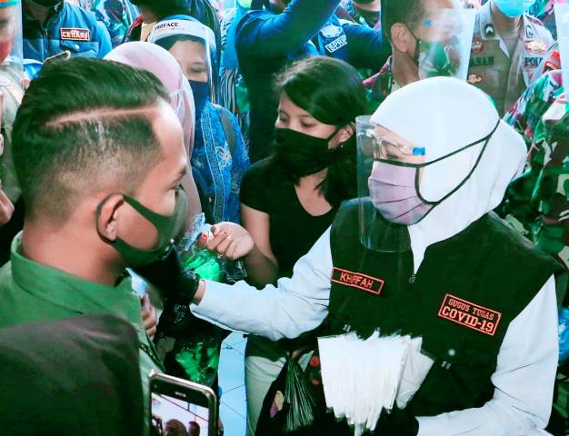 Gubernur Jatim Bagikan Masker dari Presiden Jokowi ke Pedagang Pasar di Surabaya