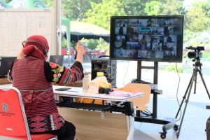 Gelar Vicon dengan Ratusan Pedagang Toko Kelontong, Wali Kota Risma Minta Tegur Konsumen Tanpa Protokol Kesehatan