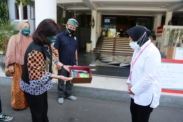 Beri Perhatian Khusus pada Anak, Pemkot Surabaya Terima Ribuan Masker dari UNAIR dan UNICEF