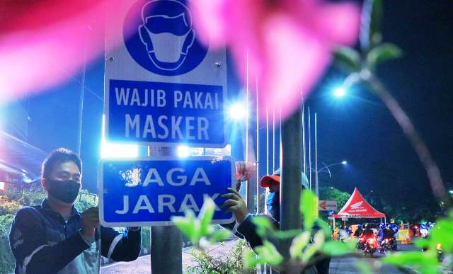 Gencarkan Sosialisasi Protokol Kesehatan, Pemkot Surabaya Mulai Pasang Rambu Wajib Masker dan Jaga Jarak