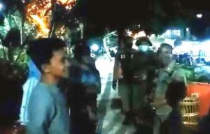 ‘Tim Patuh Masker’ Satpol-PP Kota Surabaya Sweeping Masker di Pasar Keputran