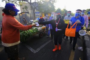 Isi Akhir Pekan, Wali Kota Risma Bagikan Masker Gratis ke Masyarakat