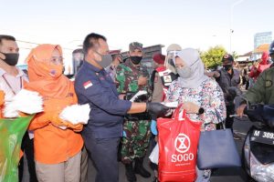 Sekdaprov Jatim Bersama Forkopimda Jatim Bagikan Masker dan Resmikan Pelabuhan Tangguh