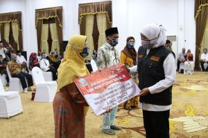 Jadi Kelompok Paling Rentan Terpapar, 2.300 Lansia Terdampak Covid-19 di Jatim Dapat Bantuan Paket Sembako