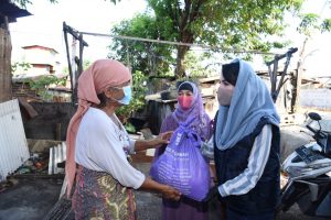 Arumi Blusukan ke Kampung Dolanan dan Tanah Merah Surabaya Bagikan Sembako