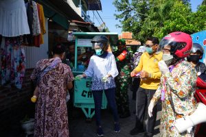 Naik Motor hingga Jalan kaki, Wali Kota Risma Bagikan Masker ke Pemukiman