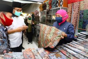 Gubernur Khofifah Kunjungi Sentra Penjualan Batik Tanjung Bumi
