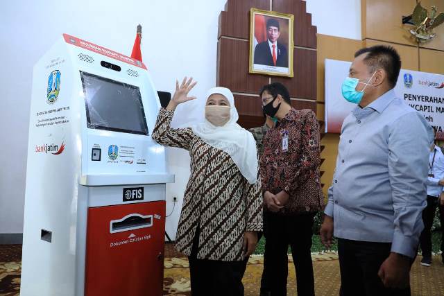 Permudah Layanan Kependudukan, Gubernur Khofifah Serahkan Bantuan Mesin ADM Ke 20 Kabupaten/Kota Bantuan CSR Bank Jatim