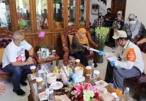 Pastikan Terdaftar Sebagai Pemilih, Gubernur Khofifah Terima Ketua KPU RI Coklit di Kediaman