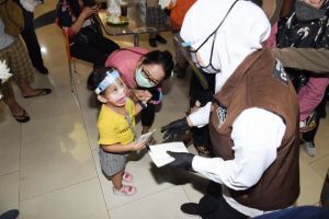 Turunkan Angka Penularan Covid-19 di Jatim, Forkopimda dan Pangkogabwilhan II Kembali Bagi Masker di Surabaya