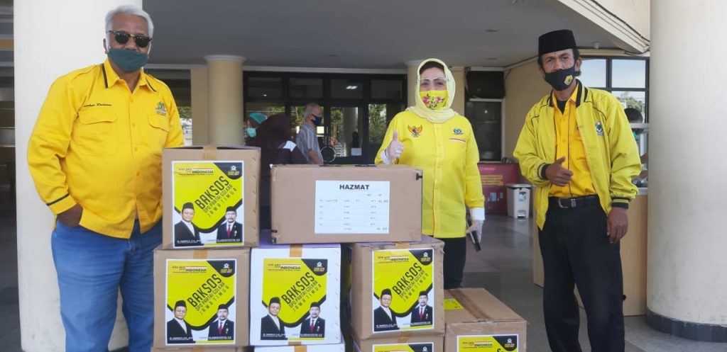 DPD Golkar Jatim Kembali Serahkan Bantuan APD ke RS di Surabaya