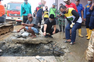 Atasi Banjir di Pusat Kota, Pemkab Tanbu Bersihkan Drainase