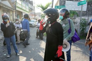 Blusukan ke Perkampungan dan Perumahan, Wali Kota Risma Terus Mengetuk Hati Warga Surabaya