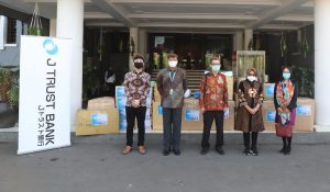 Melalui Program Deposito ”Win-Win-Win”, Pemkot Surabaya Terima Bantuan APD dari J Trust Bank