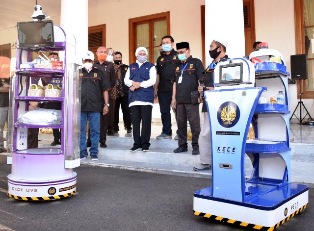 Robot KECE Unesa Bantu Nakes di RS Darurat Lapangan Indrapura