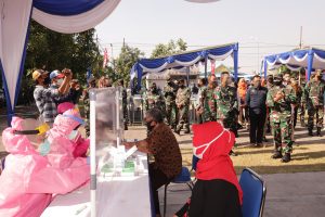 Tangkal Covid-19, Sekdaprov Jatim Bersama Pangkoarmada II Gelar Baksos