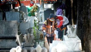 Usai Jenguk Korban Pedofil, Wali Kota Risma Langsung Kerja Bakti di Makam Mbah Ratu