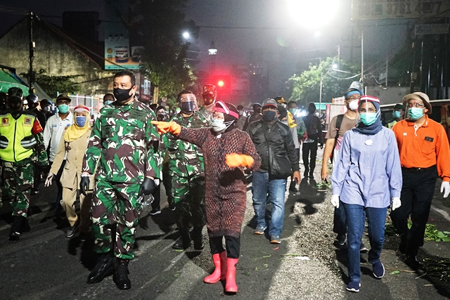 Usai Subuh, Wali Kota Risma Bersama Pangkogabwilhan II Pimpin Operasi Masker di Pasar Keputran