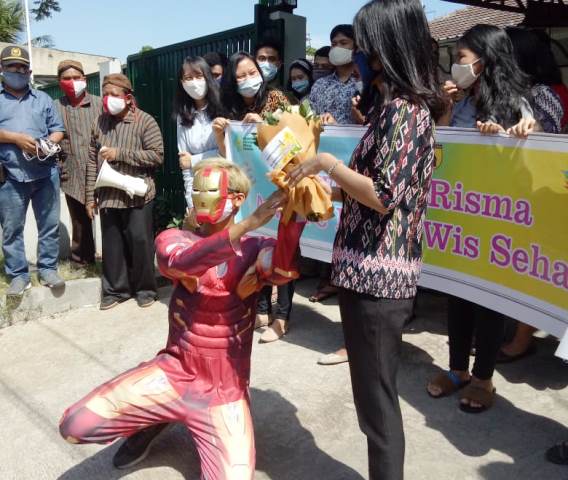 Beri Support ke Pasien Sembuh Covid-19 di Surabaya , Iron Man Bawa Spanduk ‘Suwon Bu Risma’