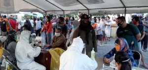 Pedagang dan Pembeli di Pasar Keputran Dirapid Test Masal
