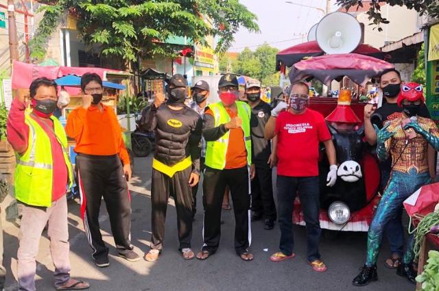 Kampanye Pakai Masker, Cak Ji Bareng Super Hero Keluar Masuk Pasar Naik Odong Odong