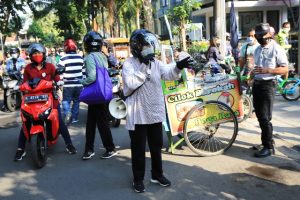 Ingatkan Warga Pakai Masker, Hampir 5 Jam Wali Kota Risma Menyusuri Kampung dan Perumahan Elit