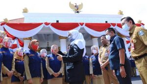 Gubernur Khofifah Minta 10 Lulusan Terbaik IPDN Angkatan XXVII Ditempatkan di Pemprov Jatim