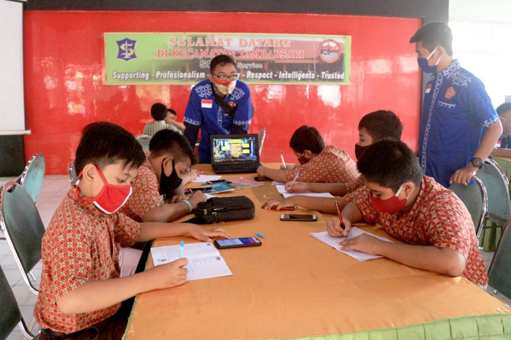 Difasilitasi Antar Jemput dari Rumah, Pelajar Manfaatkan Wifi Pendopo Kecamatan Tambaksari untuk Belajar Daring