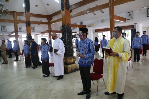 Bupati Haryanti Sutrisno Ambil Sumpah 447 CPNS di Lingkup Pemkab Kediri